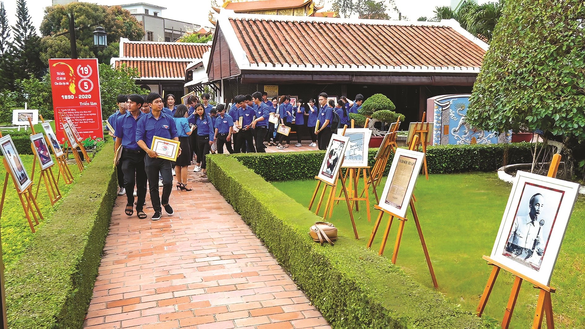 Đoàn thanh niên đến Trường Dục Thanh để tìm hiểu về lịch sử