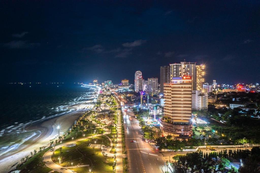 Khung cảnh đầy ánh đèn của Vias Hotel Vũng Tàu vào ban đêm