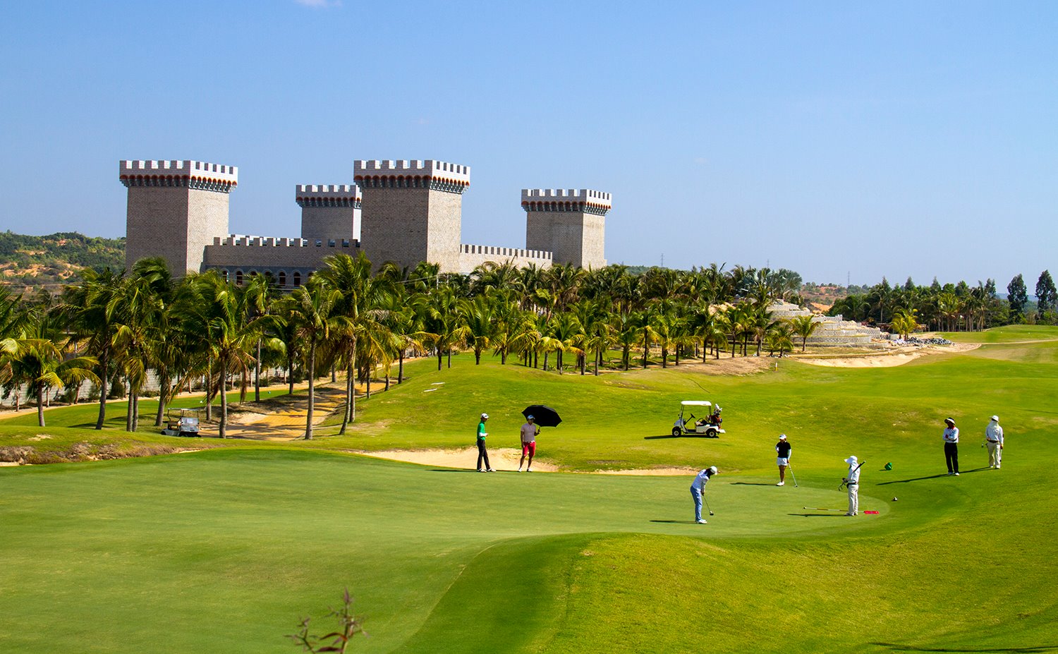 Lâu đài rượu vang Phan Thiết - Trải nghiệm chơi Golf