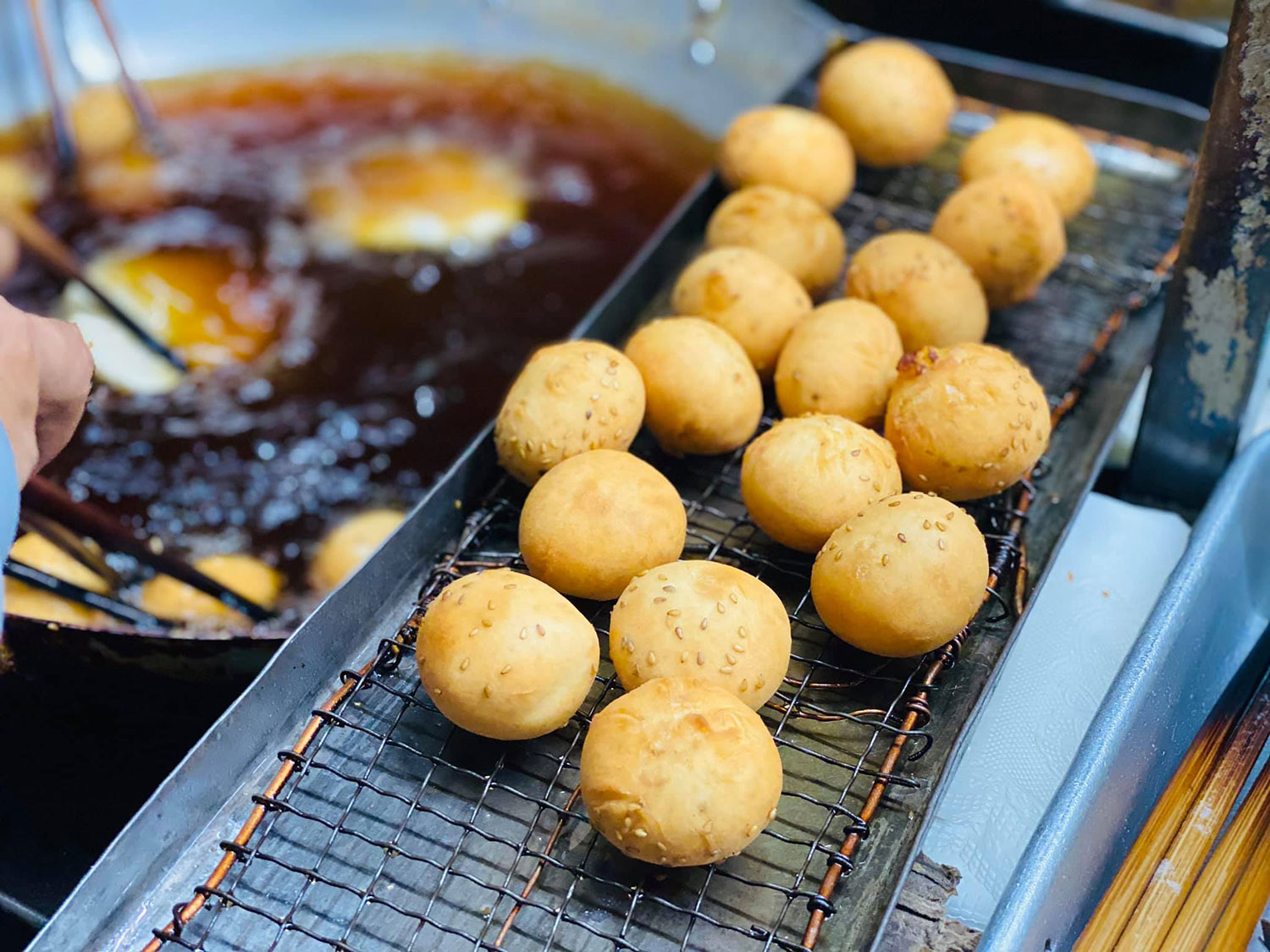 Từng chiếc bánh tiêu tròn, ú ụ và vàng ươm
