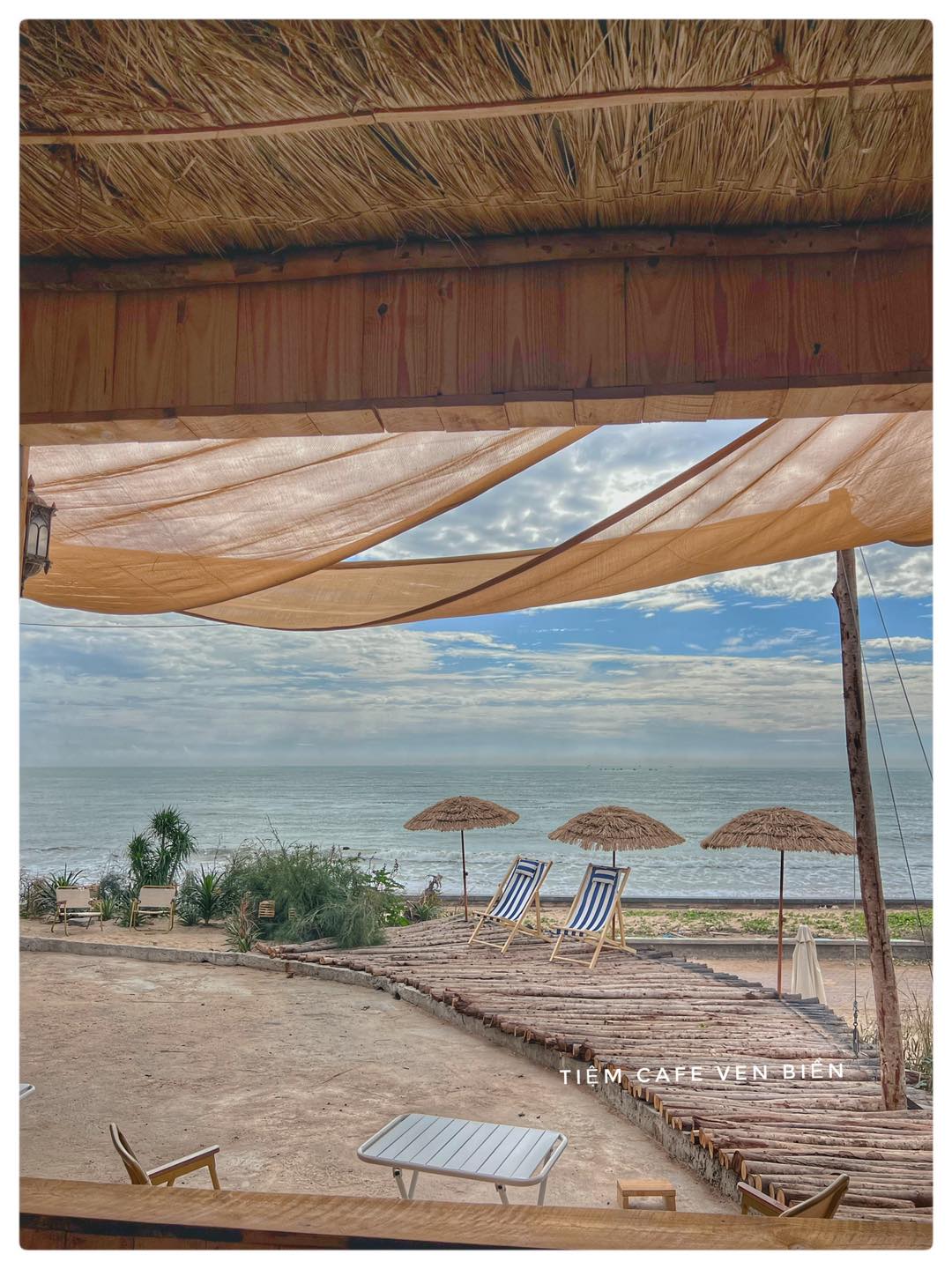 Không gian tiệm cafe ven biển với view nhìn ra biển xanh
