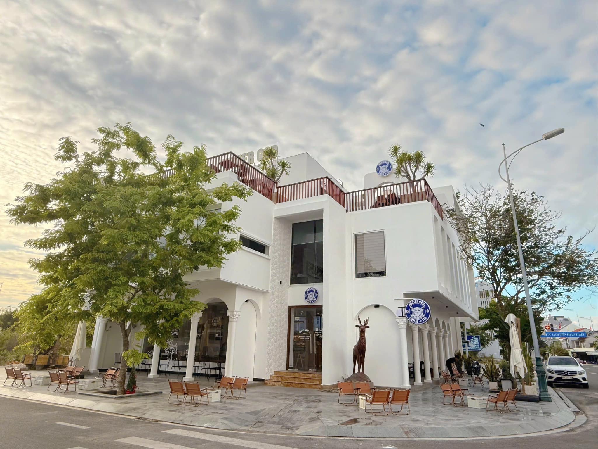 Phong cách mới mẻ và view biển ở quán cafe Phan Thiết