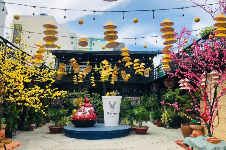 Khung cảnh bên ngoài quán cà phê đậm cá tính, đầy phong cách