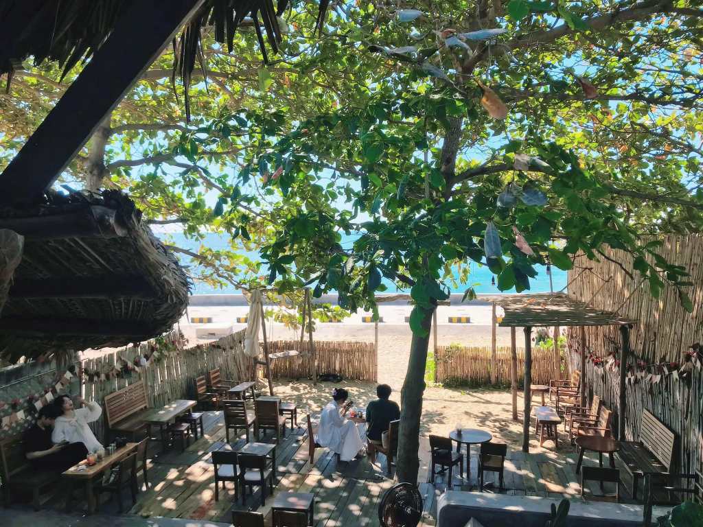 Mơ Hoang - góc cafe yên bình giữa biển xanh