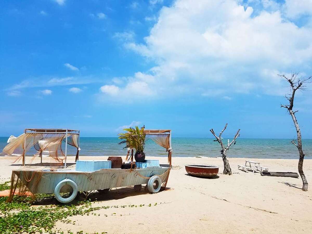 Biển Cam Bình với biển xanh, cát trắng, nắng vàng