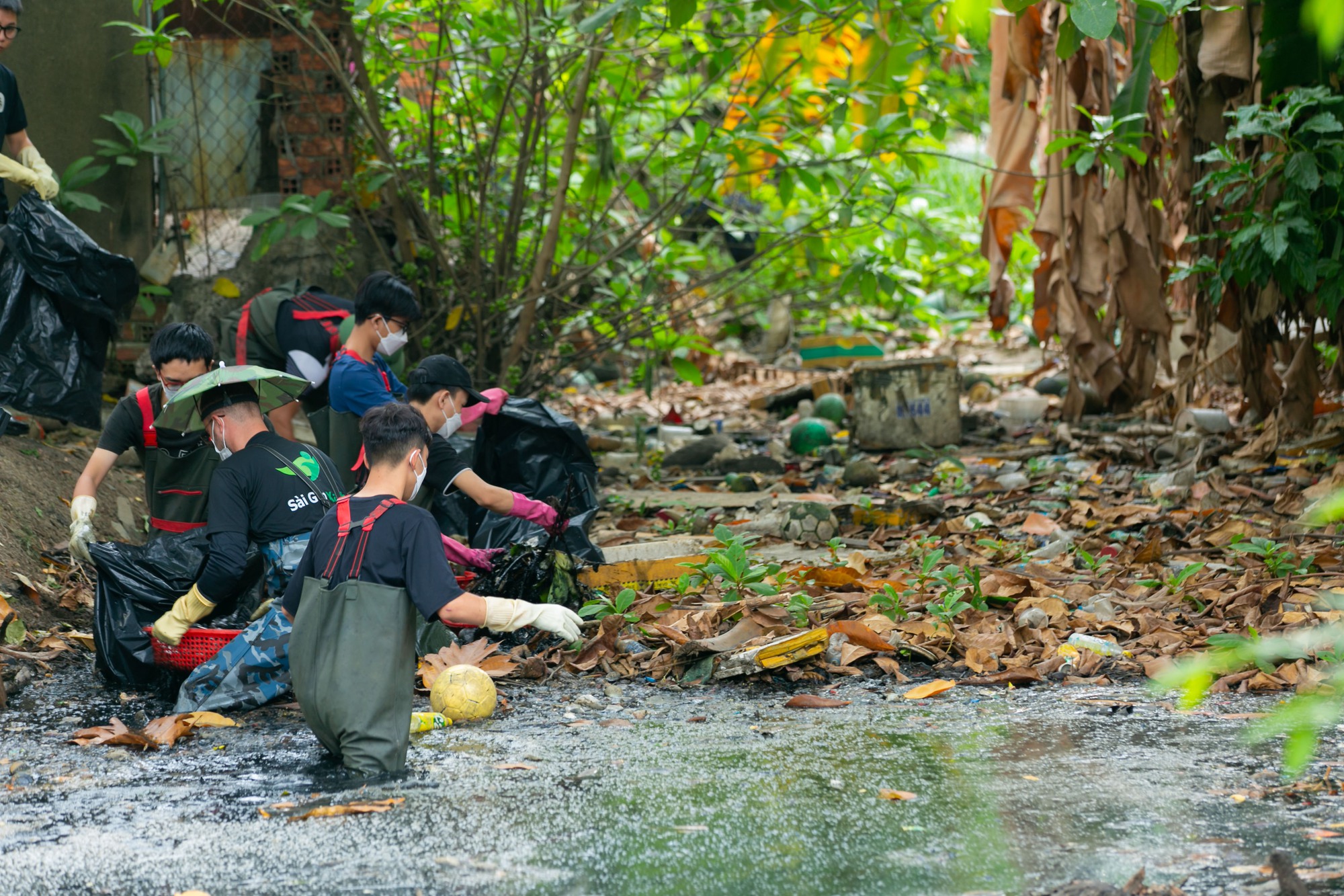 Thu dọn rác tại các địa điểm camping Phan Thiết