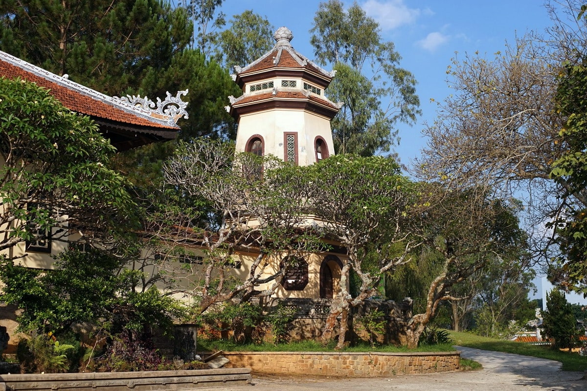 Khuôn viên chùa Linh Sơn