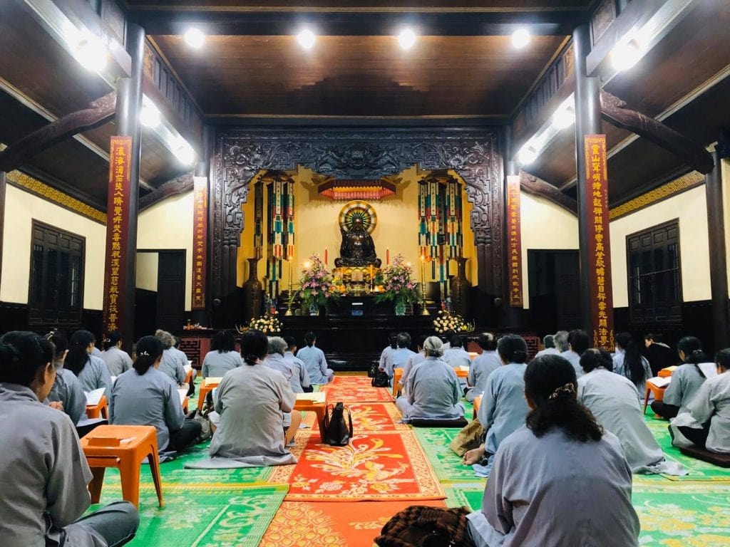 Khách hành hương tại chùa Linh Sơn