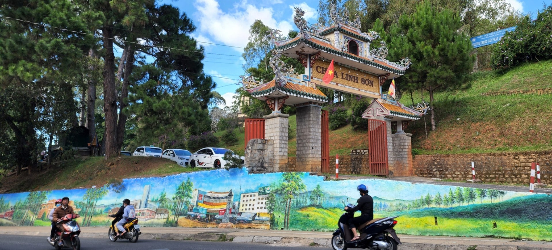 Cổng chùa Linh Sơn Đà Lạt