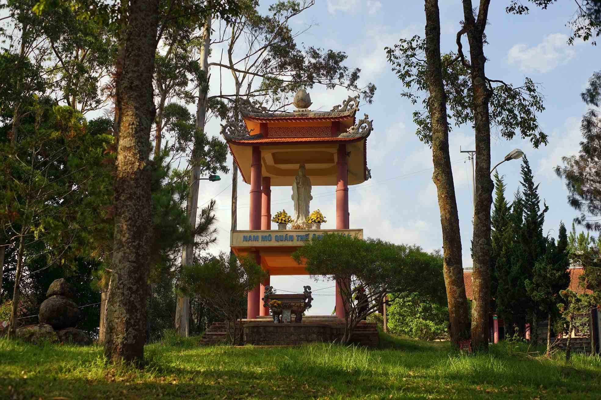 Chùa Linh Sơn được bao quanh bởi rừng cây