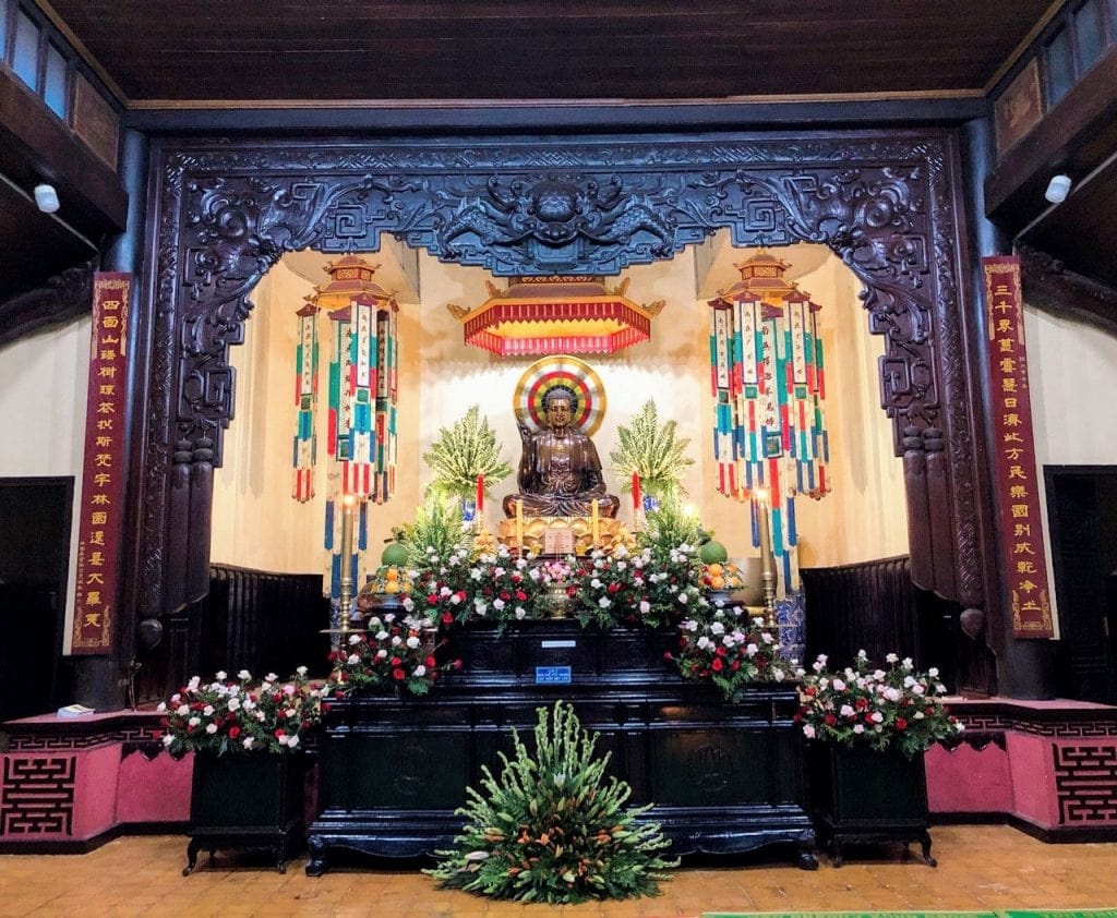 Không gian thờ cúng linh thiêng tại chùa