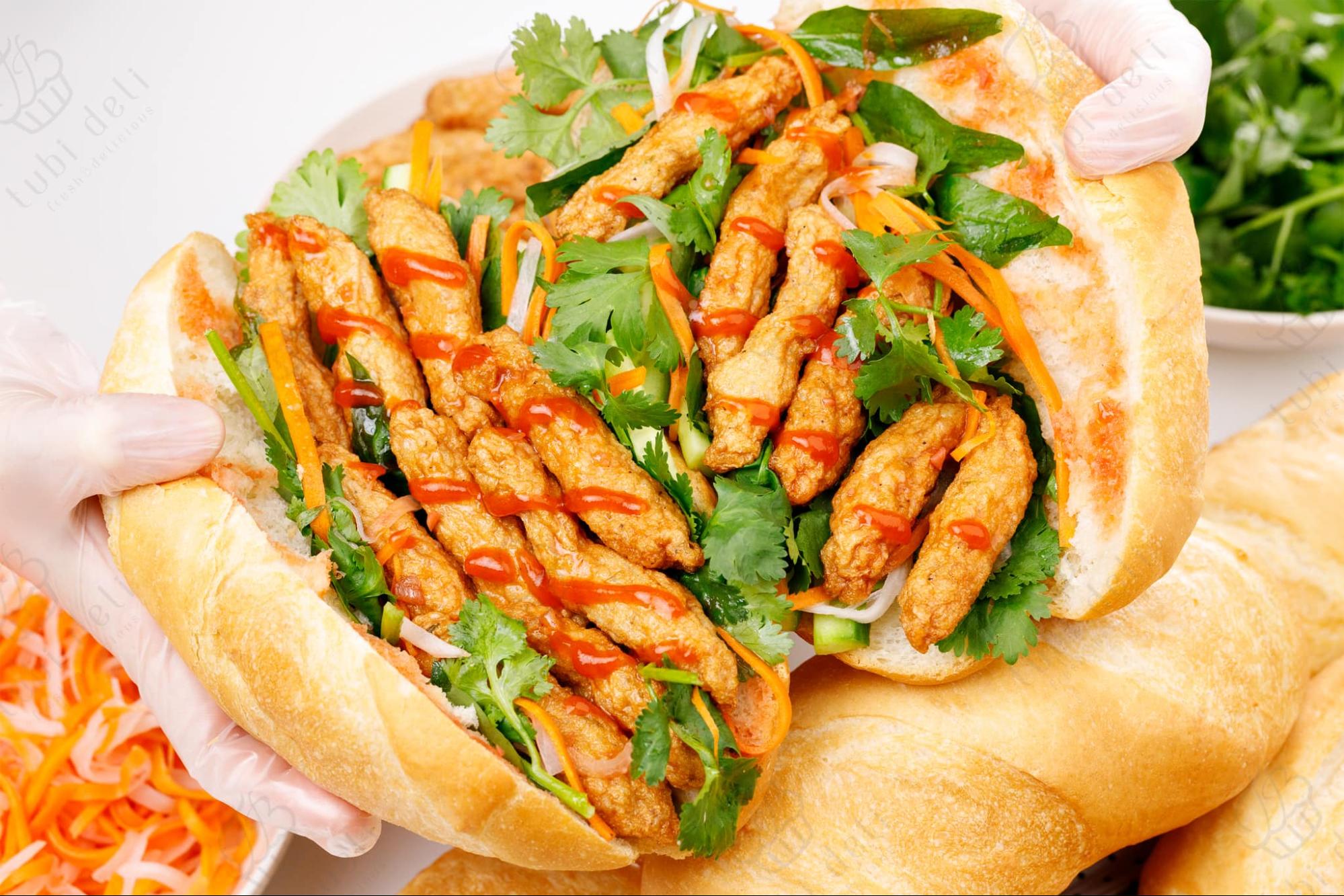 Du lịch Phan Thiết 2 ngày 1 đêm thử bánh mì chả cá đầy ú ụ