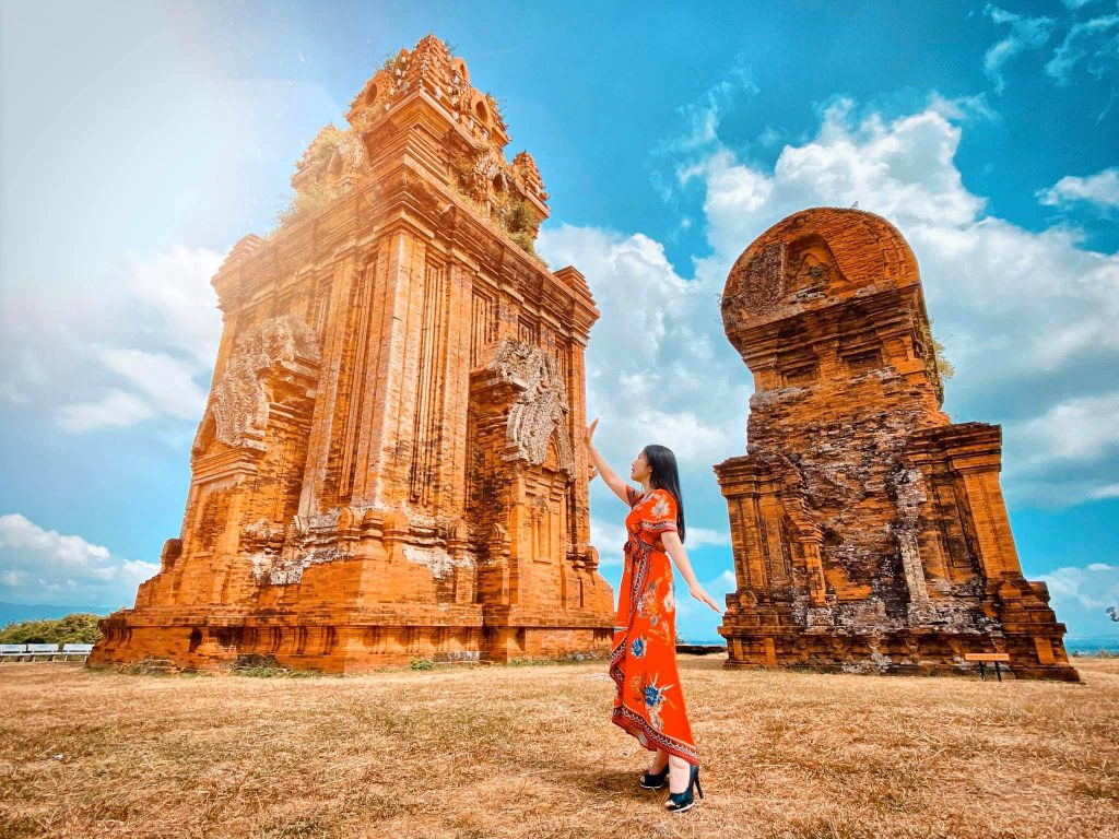 Du khách check in sang chảnh cạnh Tháp Chàm Poshanư