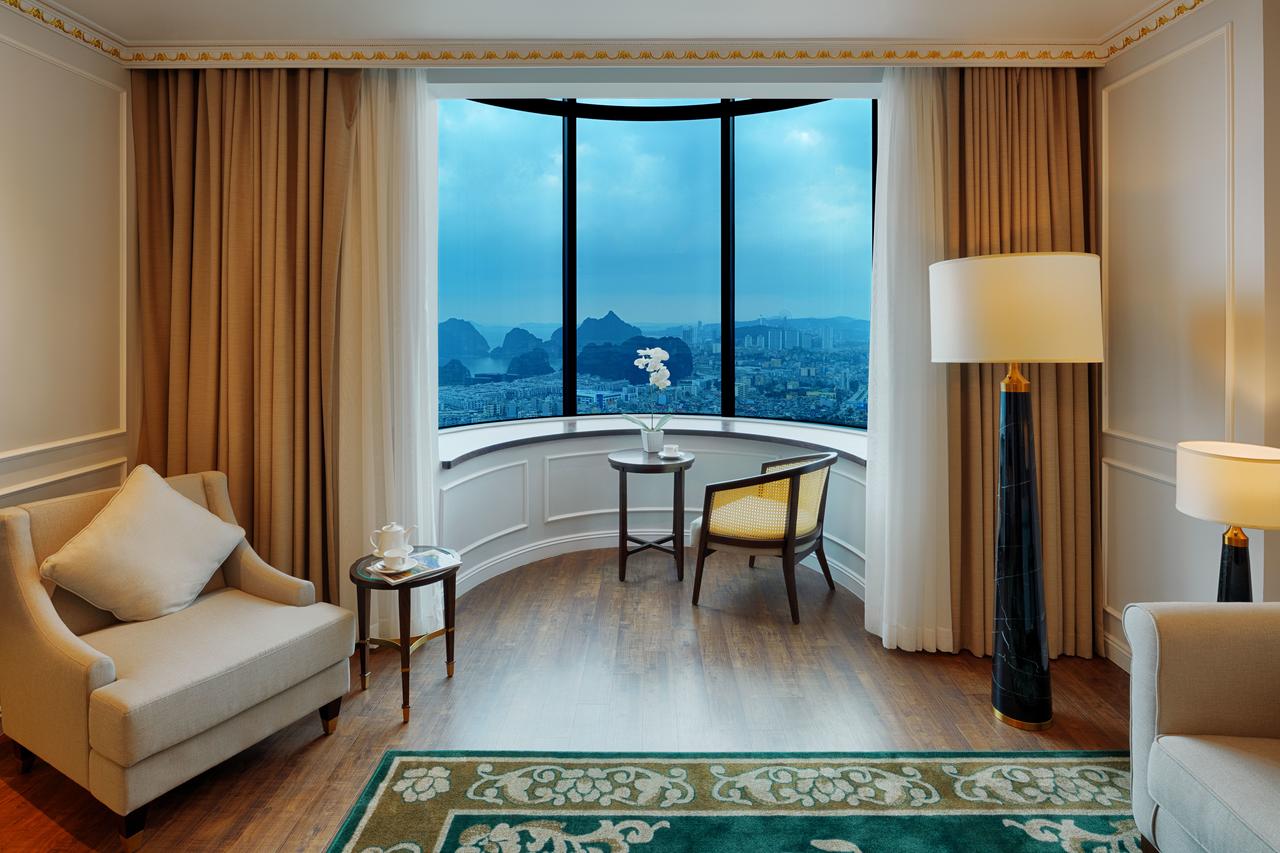 Grand Suite rộng rãi với view vịnh