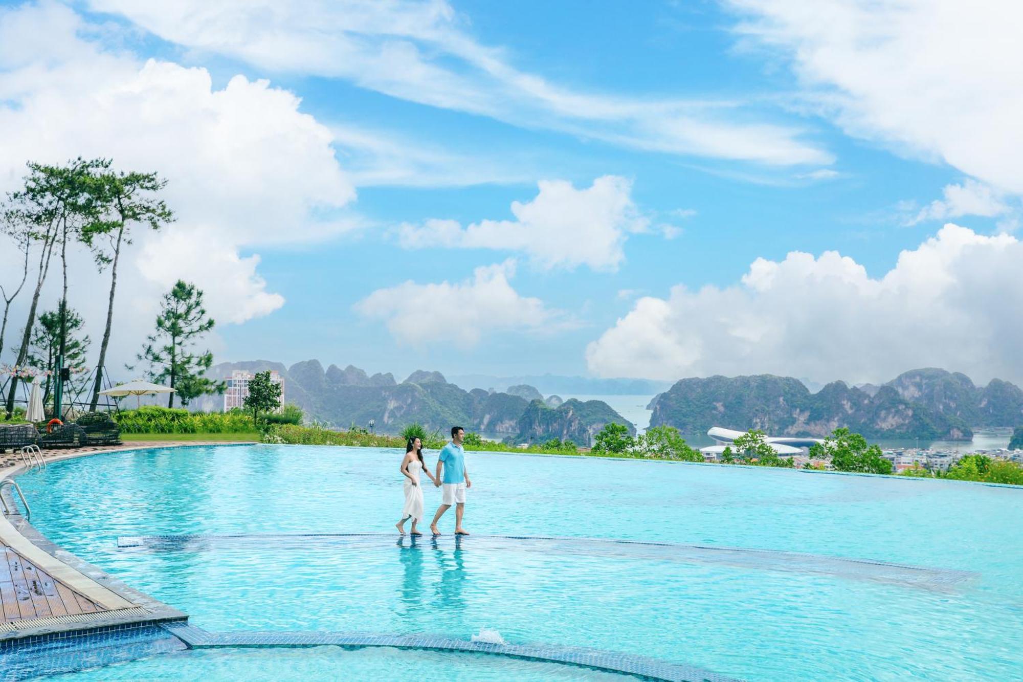 Hồ bơi vô cực với view vịnh Hạ Long