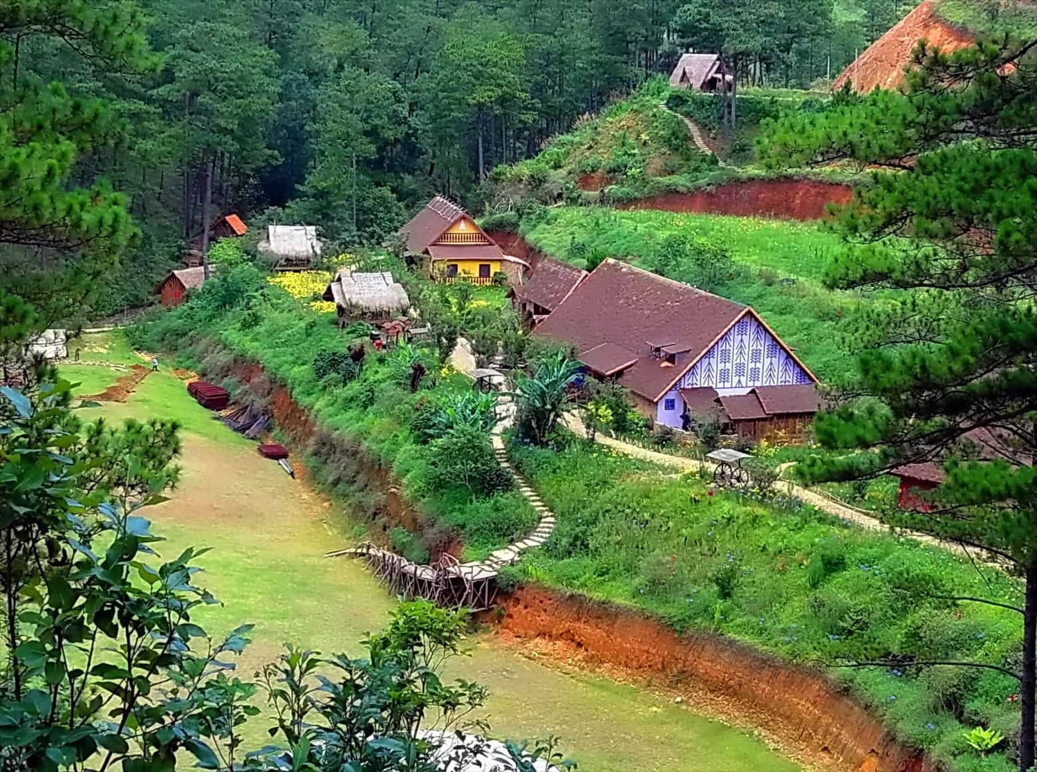 Làng Cù Lần yên bình nép bên đồi thông