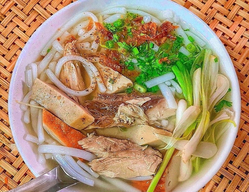Tô bánh canh chả cá đầy ắp, đủ topping