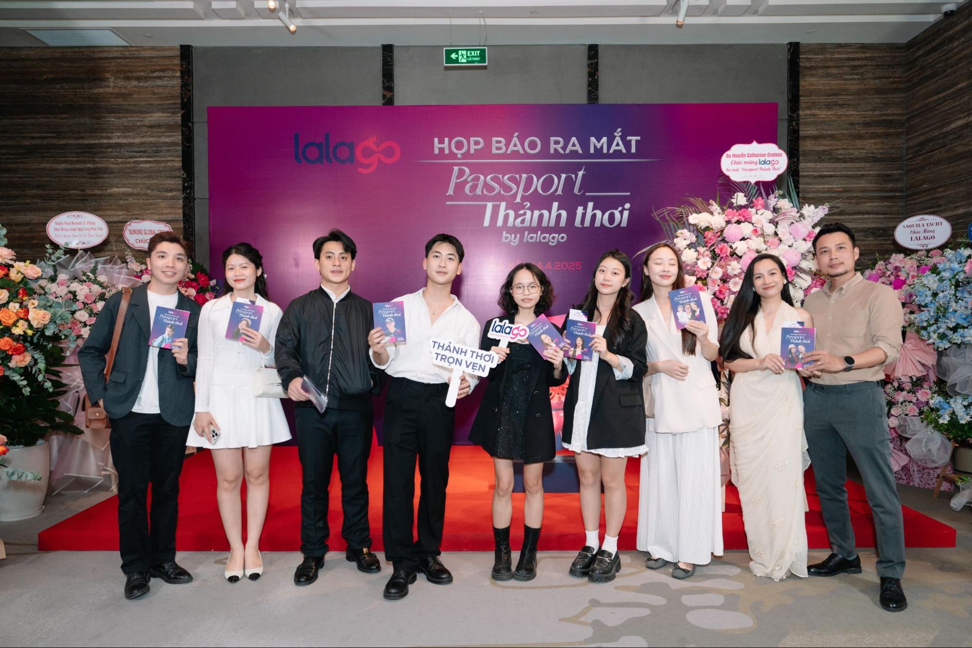 Logo Lalago nổi bật trên backdrop khu vực check-in tại sảnh sự kiện ra mắt thương hiệu.