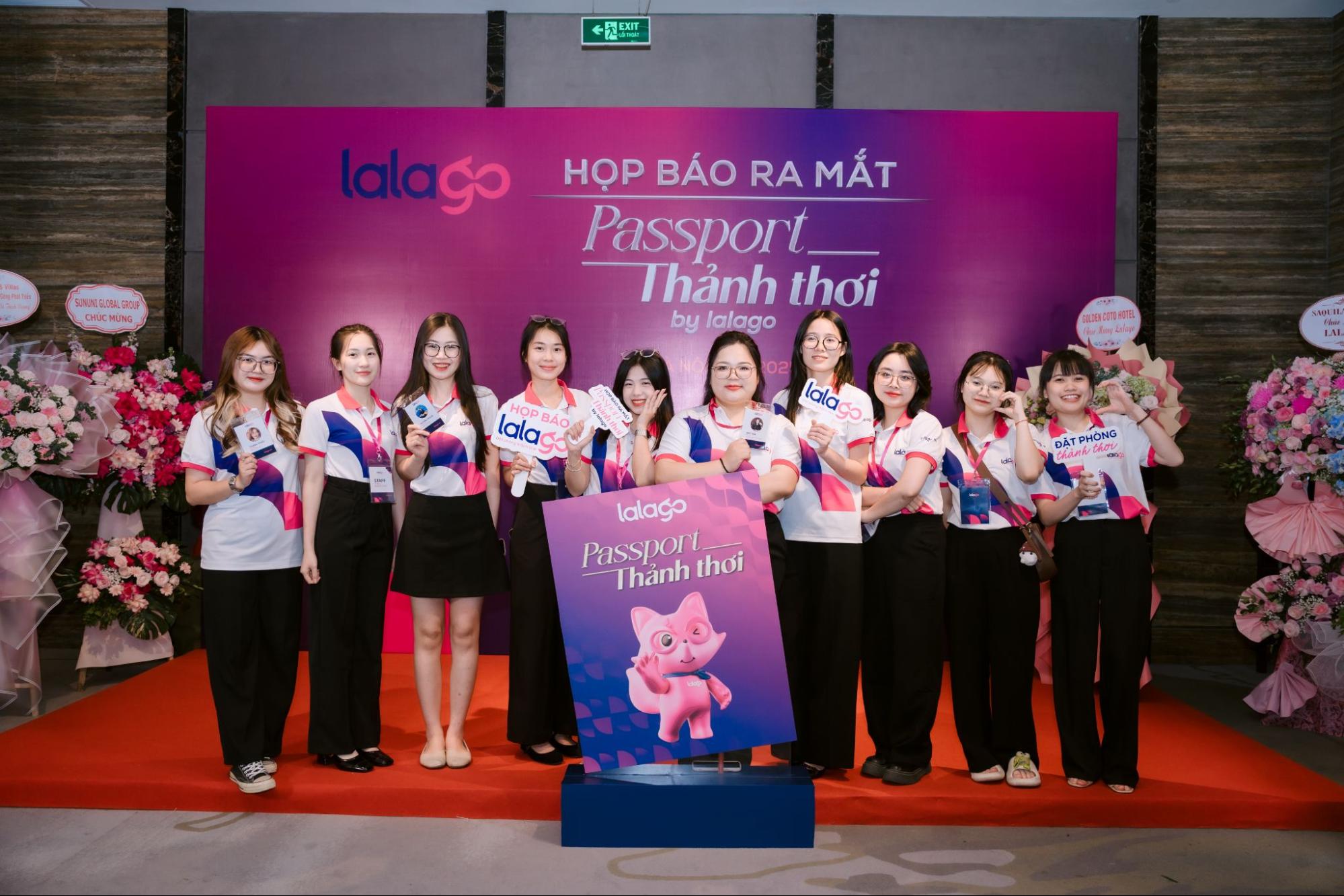 Đội ngũ Lala Team chụp ảnh kỷ niệm tại sự kiện ra mắt thương hiệu Lalago