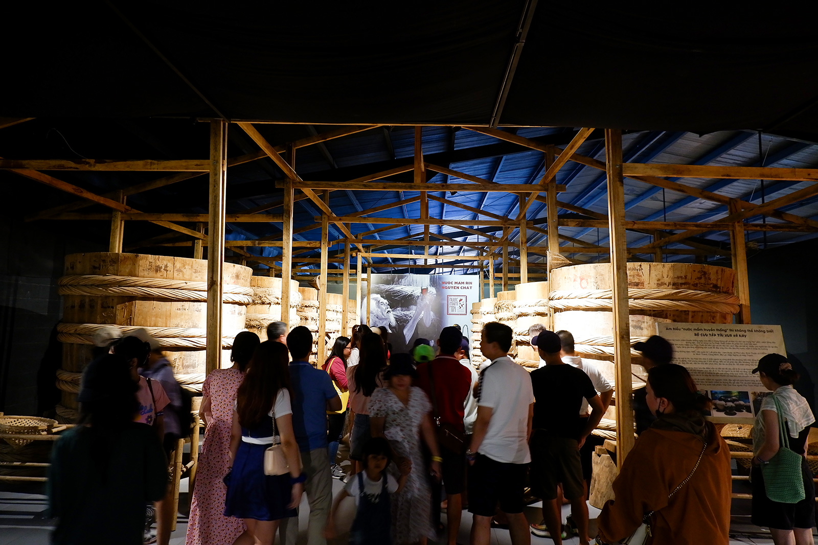 Du khách háo hức tham quan Bảo tàng nước mắm Phan Thiết