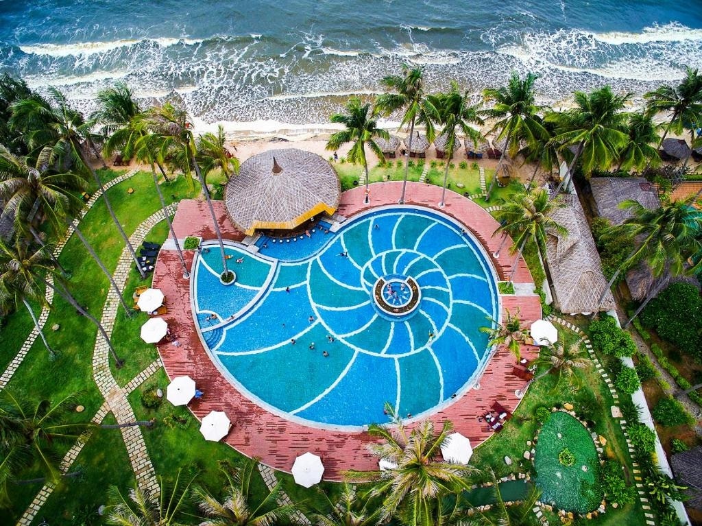 Bể bơi hình vỏ sò độc đáo tại Muong Thanh Holiday Muine Hotel