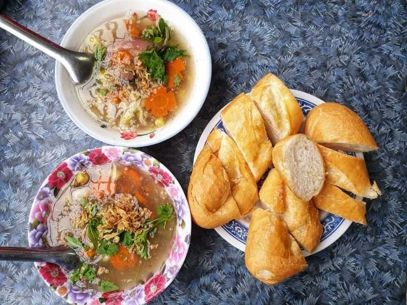 Ổ bánh mì giòn rụm kèm theo phần sốt thơm béo