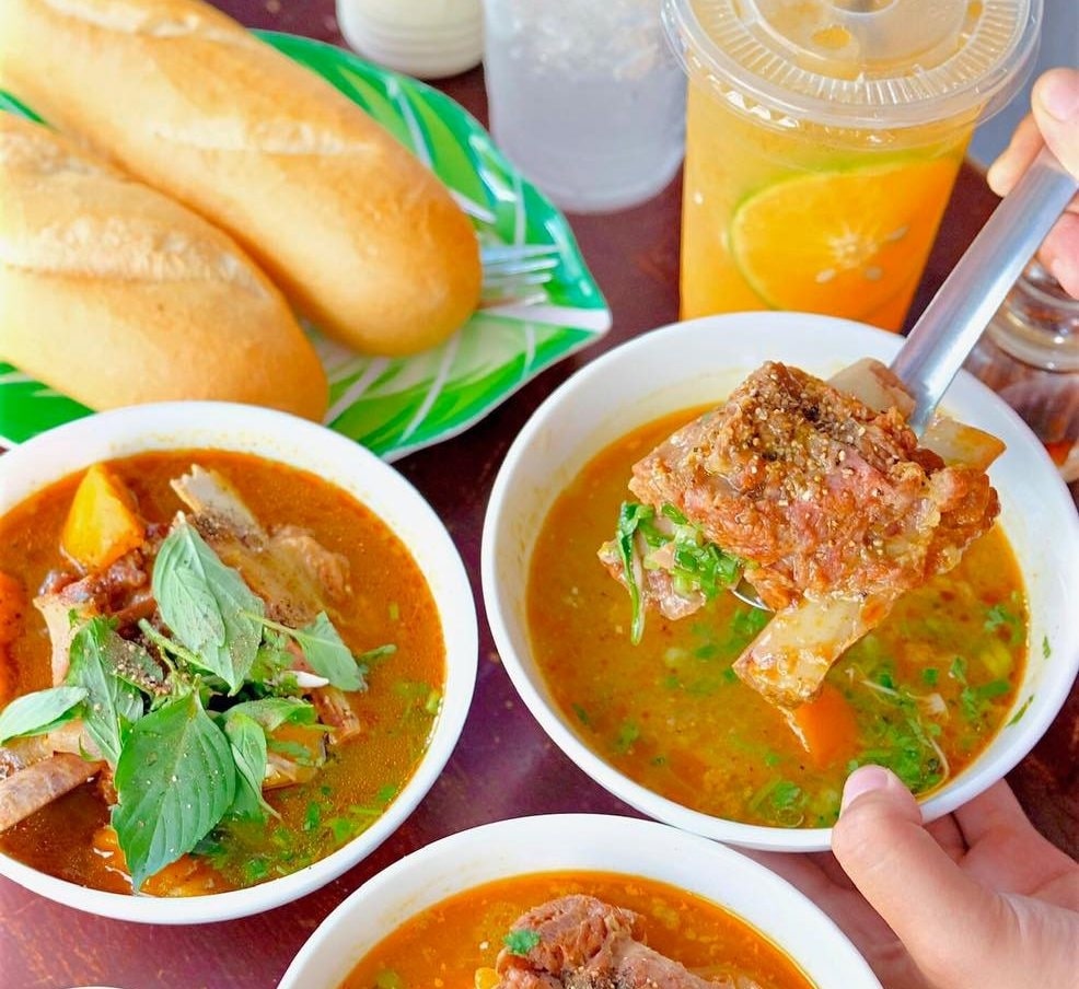 Bánh mì Lagu Quy Nhơn ở quán Bà Thơm nổi tiếng 30 năm