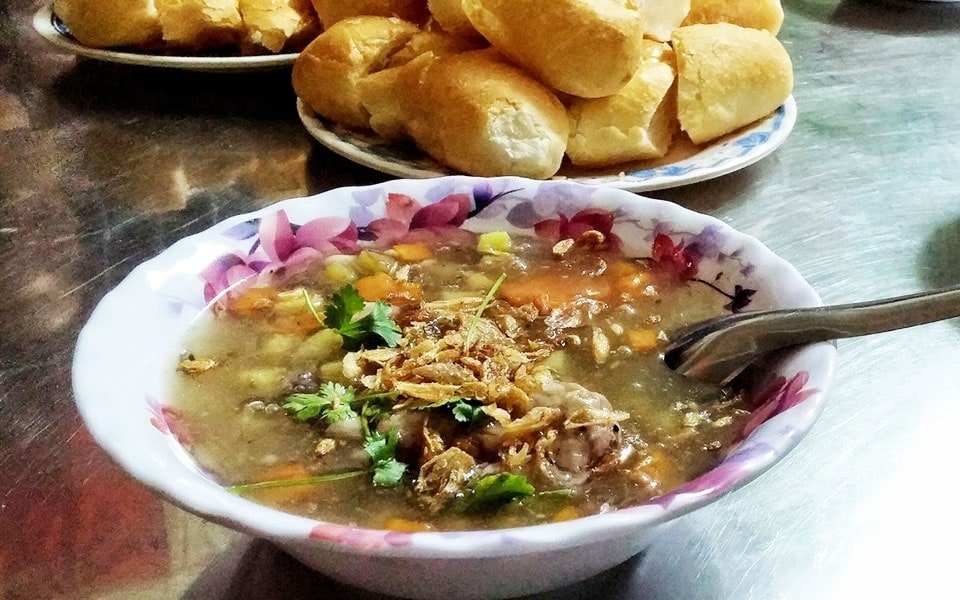 Quán Ngã 3 Ngô Mây phục vụ món bánh mì lagu ngon rẻ