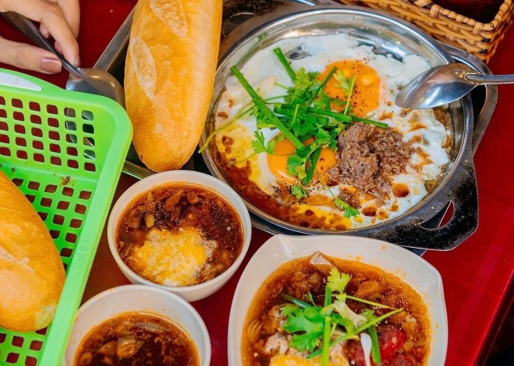 Bánh mì lagi đầy đặn topping, nhìn là muốn ăn liền