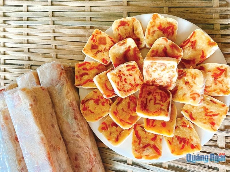 Thưởng thức từng miếng bánh bó thơm ngon, tròn vị