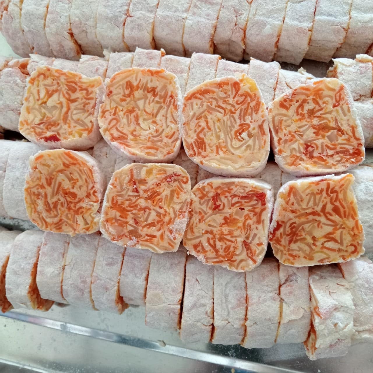 Bánh bó làm từ nếp, gừng, mứt trái cây, có dạng khối và cắt lát khi ăn.