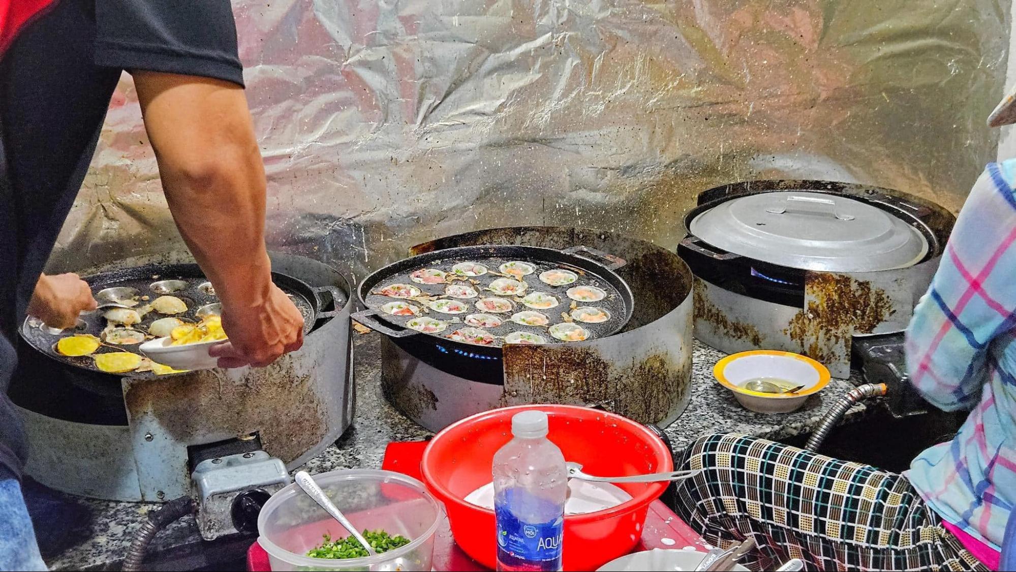 Bánh căn Cô Năm giòn rụm, nóng hổi tại bếp