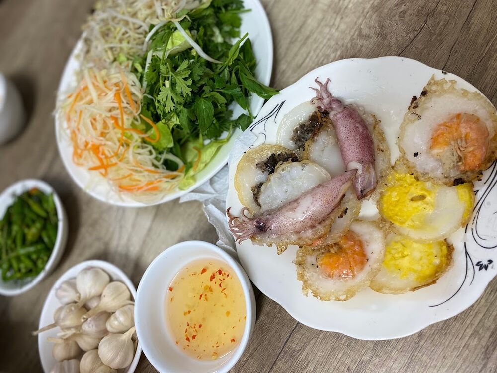 Bánh căn Quy Nhơn Thôn Lý Chánh với nhân mực tươi ngon