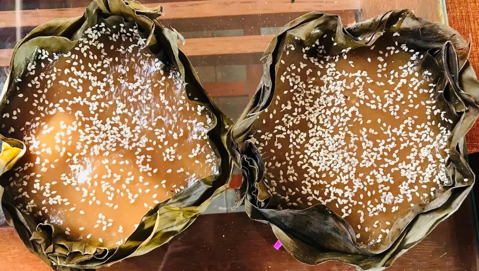 Bánh tổ có hình tròn, màu nâu sẫm, vị ngọt thanh hấp dẫn