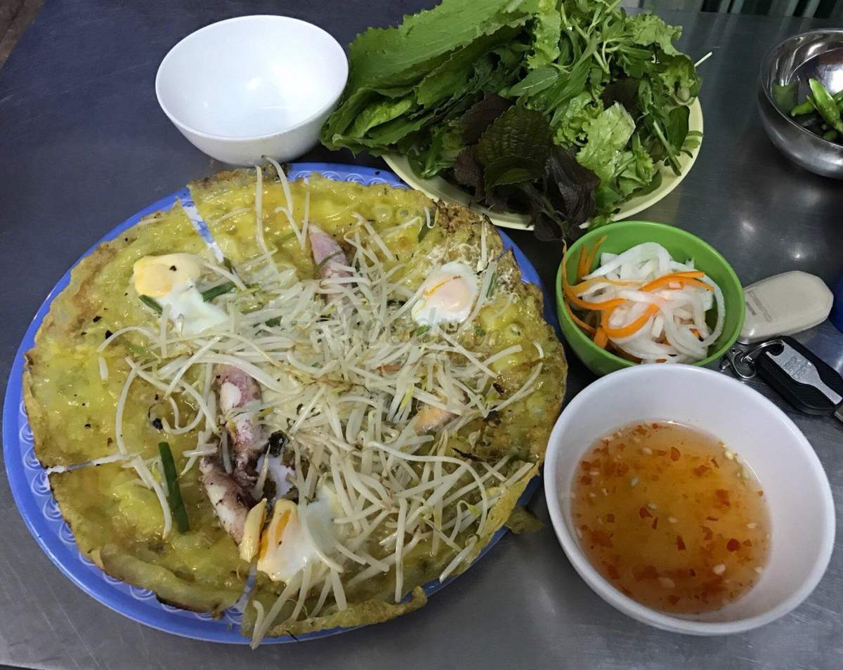 Quá Hương nức tiếng với món bánh xèo tôm mực Nha Trang trứ danh