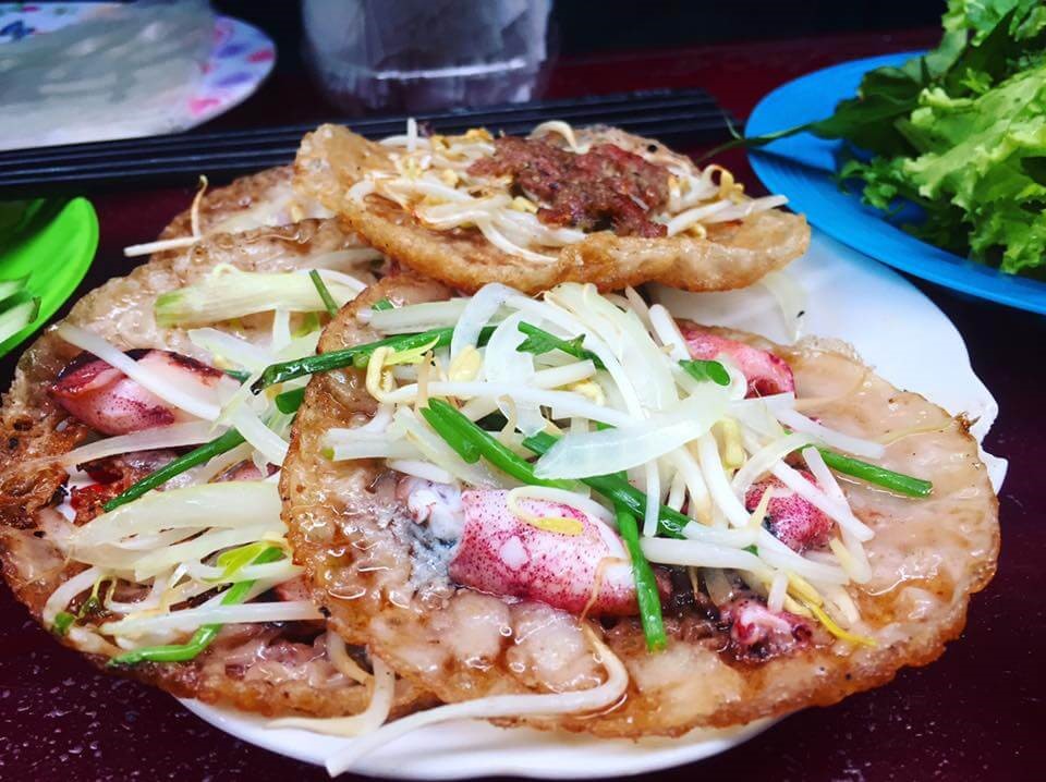 Đĩa bánh xèo mực Nha Trang Bà Năm cuốn hút