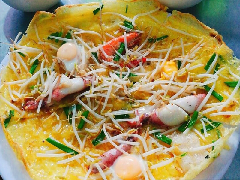 Bánh xèo mực Nha Trang Bạch Đằng đầy ắp topping