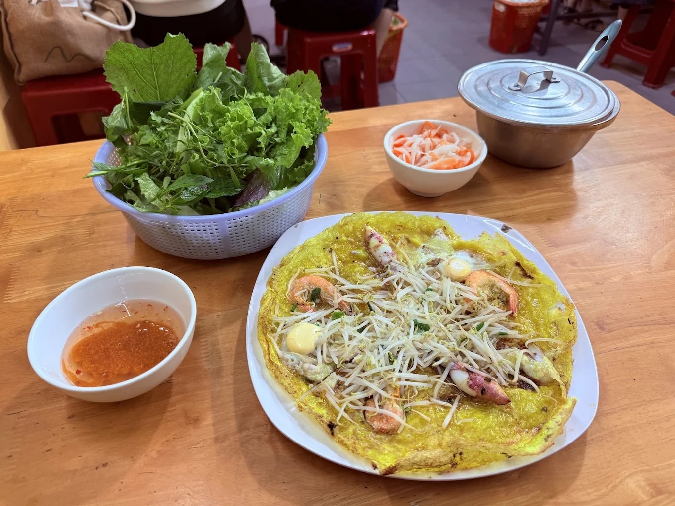Bánh xèo mực Nha Trang Chảo hấp dẫn thực khách