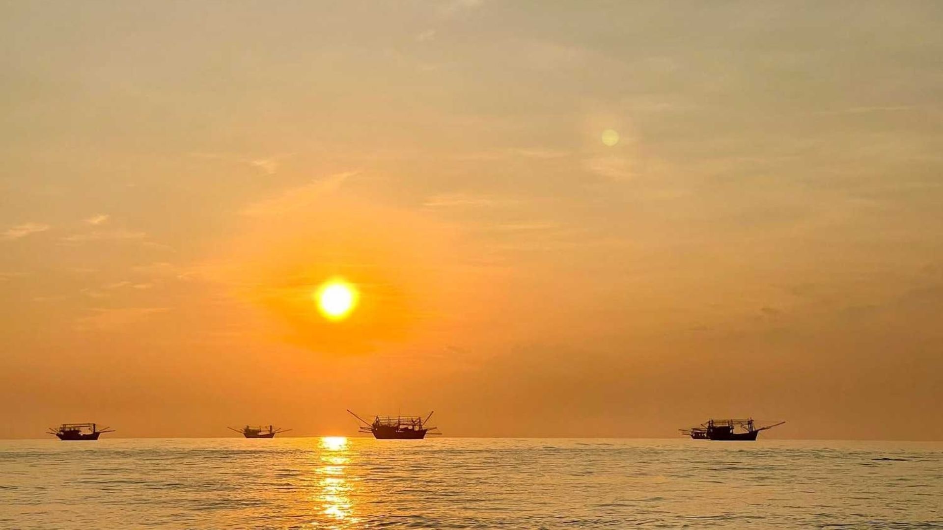 Khung cảnh tráng lệ khi bình minh lên tại biển Lệ Thủy