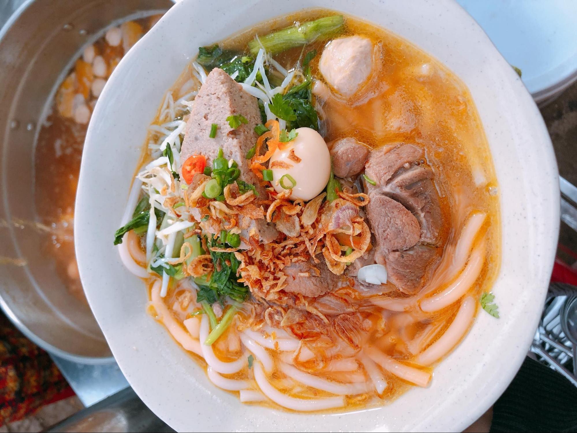 Tô bún đỏ Thu đầy đặn topping