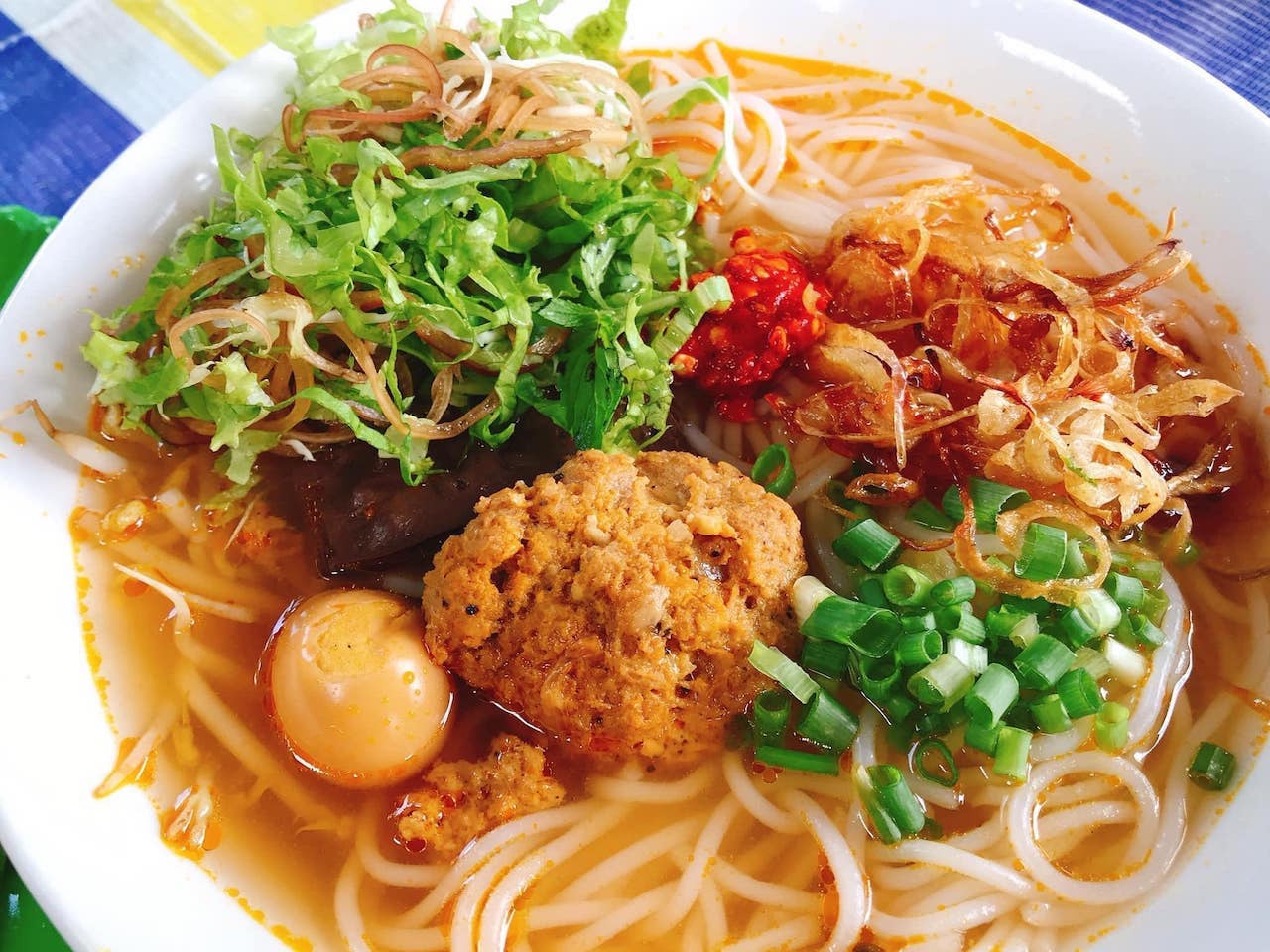 Tô bún đỏ Trần Phú với sợi bún màu sắc đẹp mắt