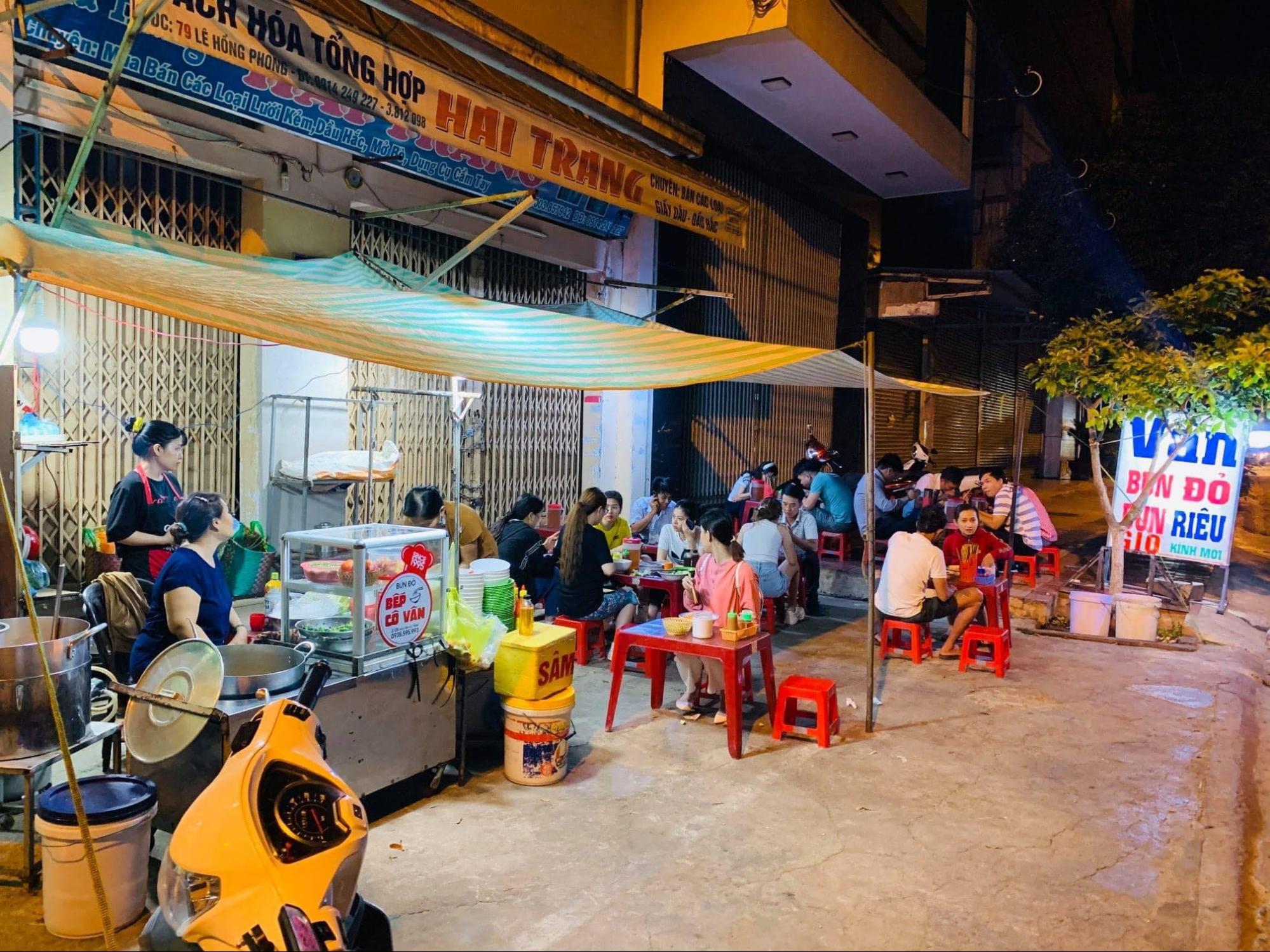 Địa chỉ quán đông khách lúc tối muộn