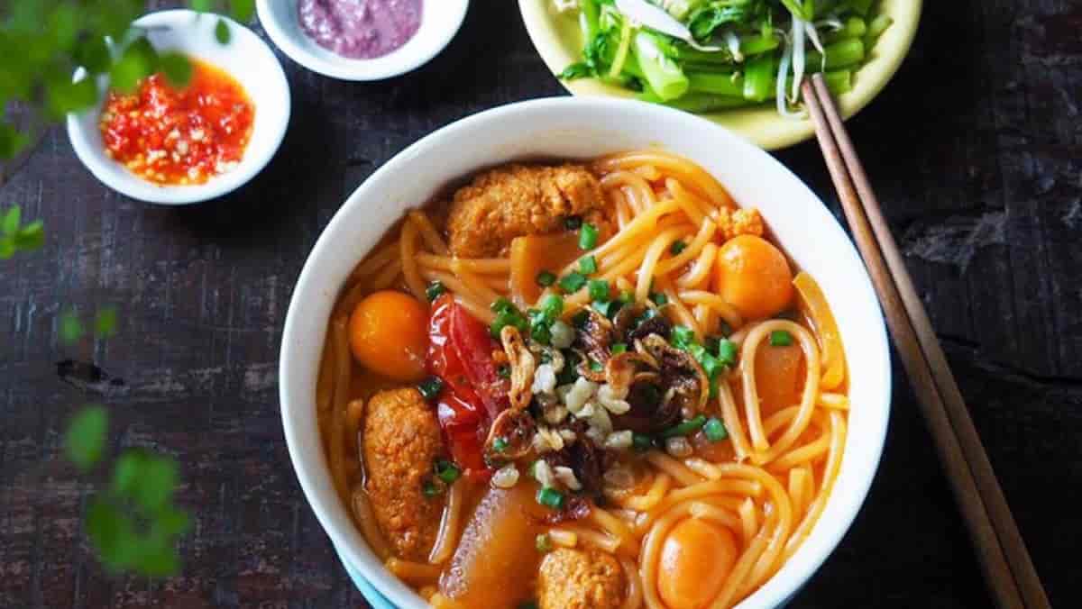 Tô bún đỏ Buôn Ma Thuột với màu sắc đặc trưng