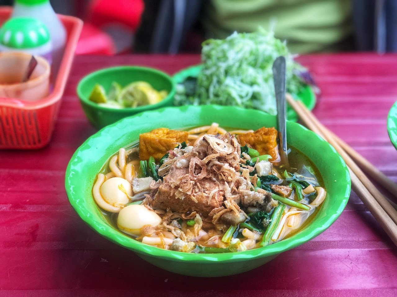 Bún đỏ Cô Thúy với nước dùng và topping hấp dẫn