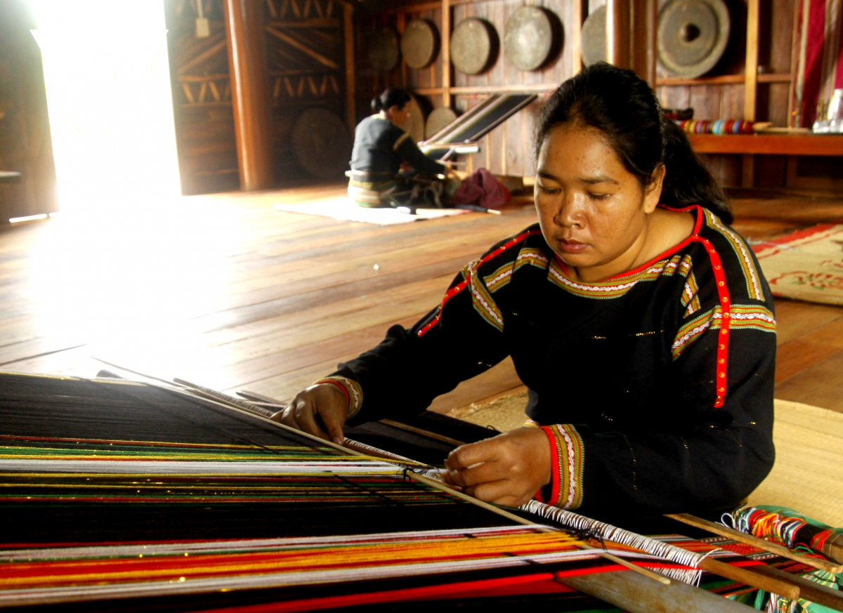 Nghệ nhân Ê Đê dệt thổ cẩm với hoa văn truyền thống