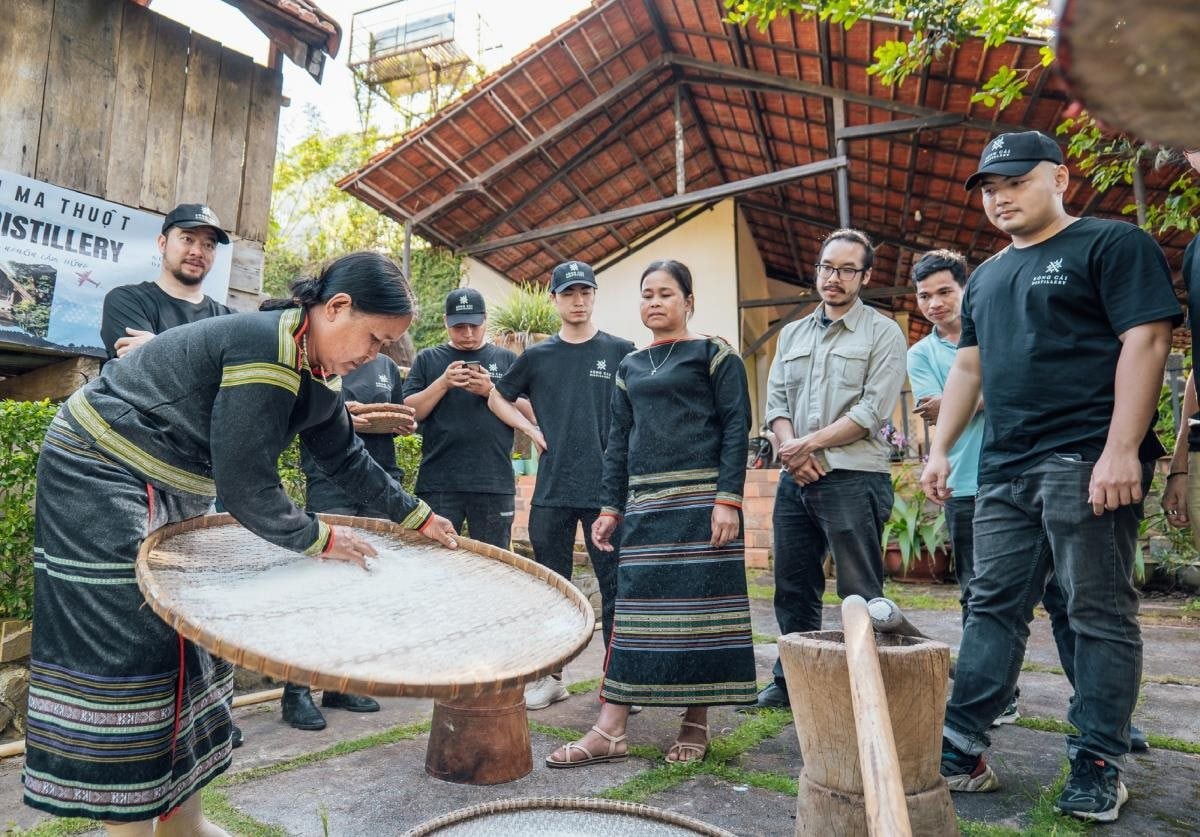 Du khách giữ trật tự khi tham quan Buôn Akô Dhông
