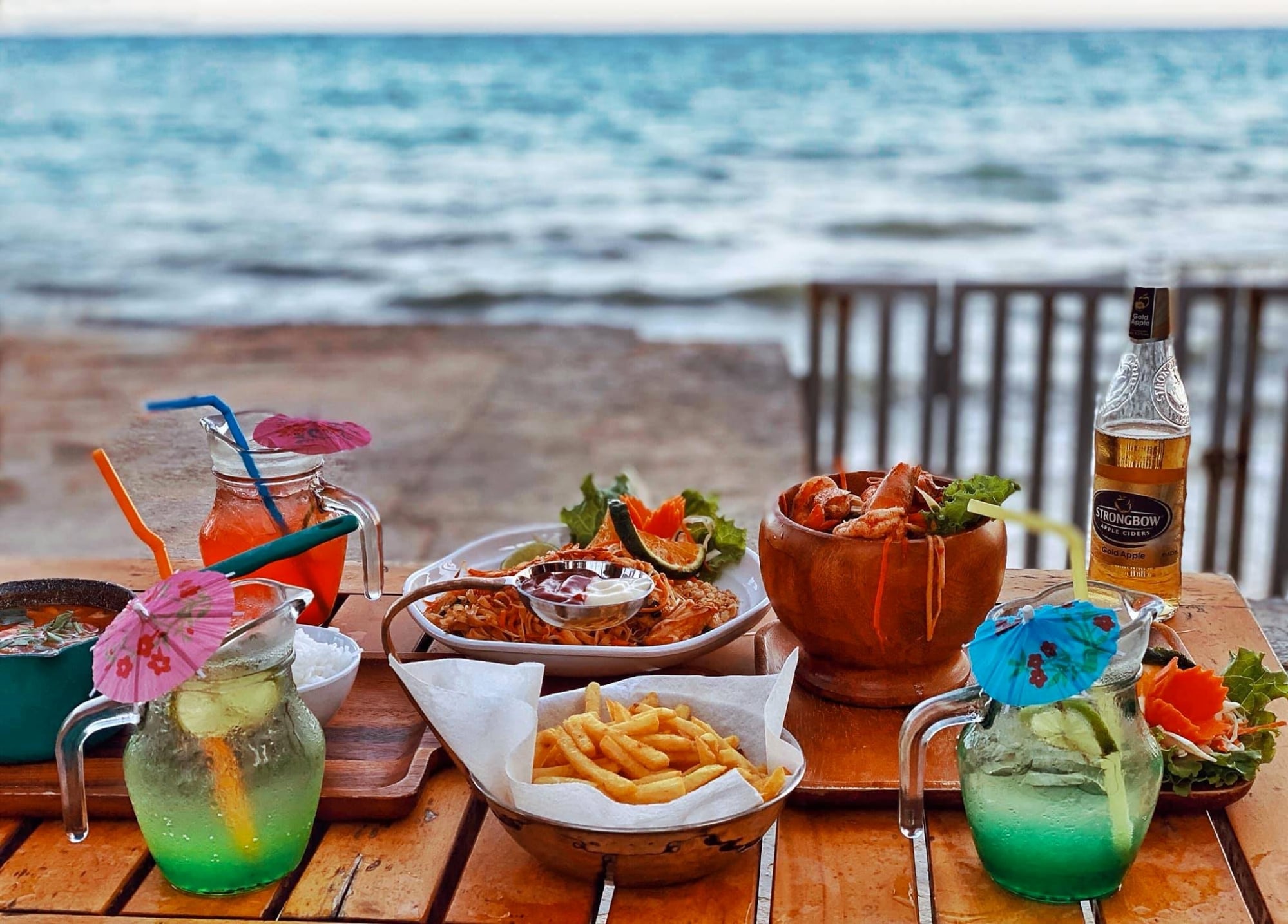 Beach bar Mũi Né với menu đa dạng, không gian dining view biển