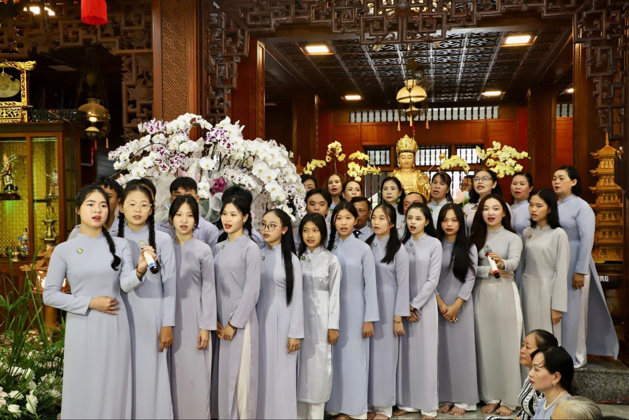 Trang phục lịch sự phù hợp khi vào chùa