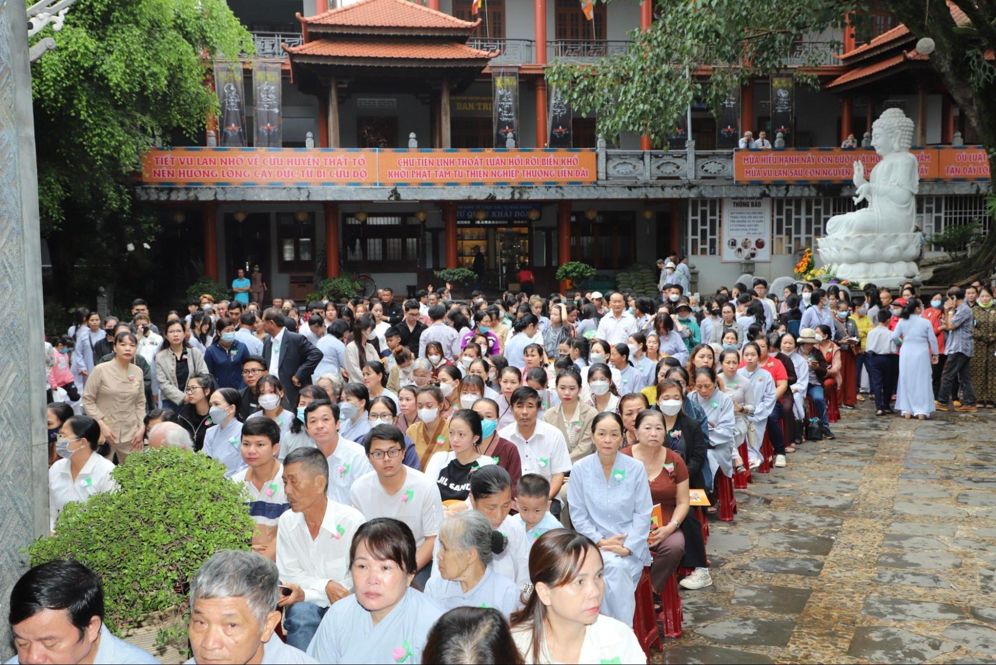 Chùa đón rất nhiều du khách ghé thăm vào ngày lễ