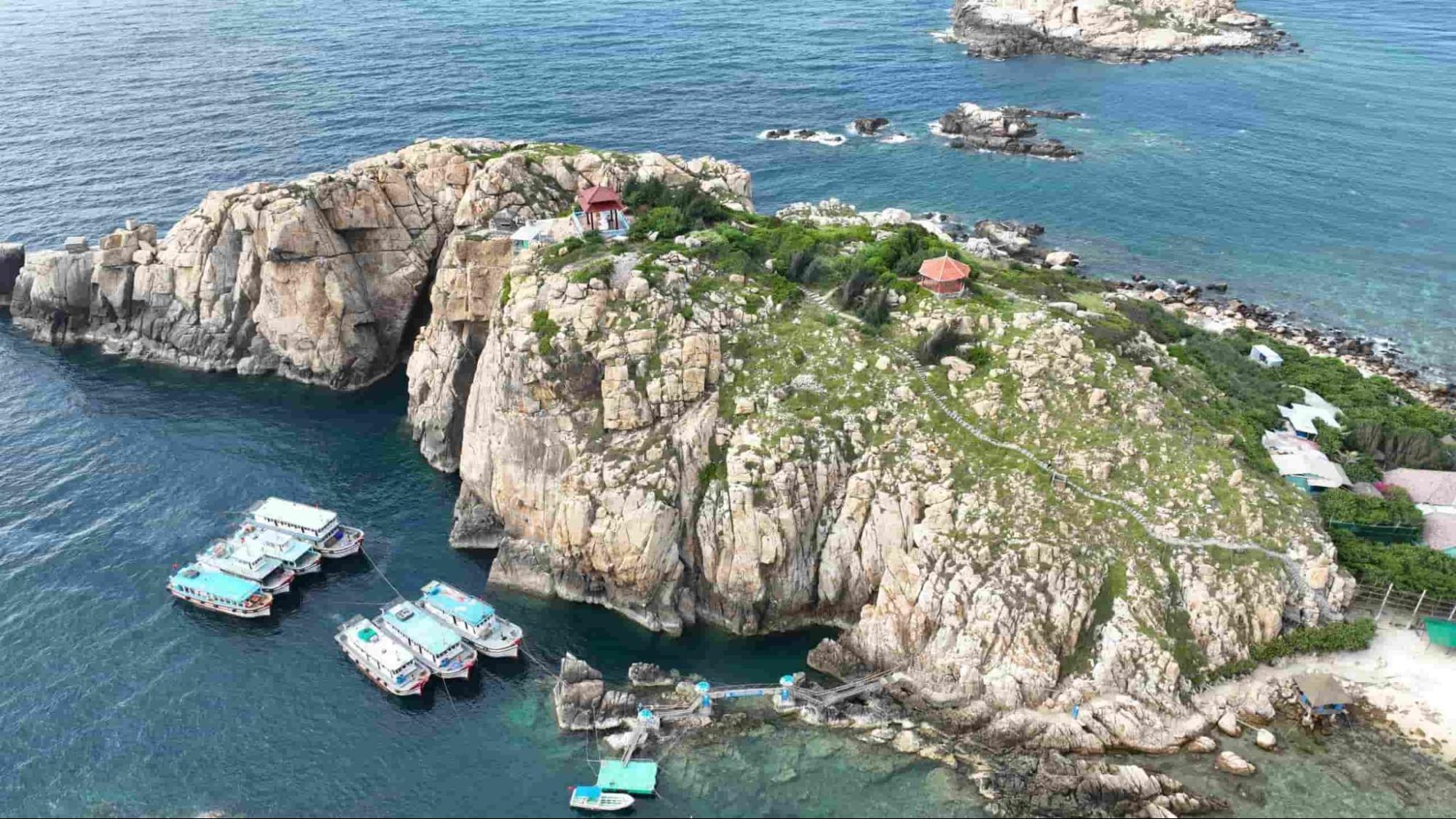 Đảo Yến nằm trong Vịnh Nha Trang, cách đất liền 25km